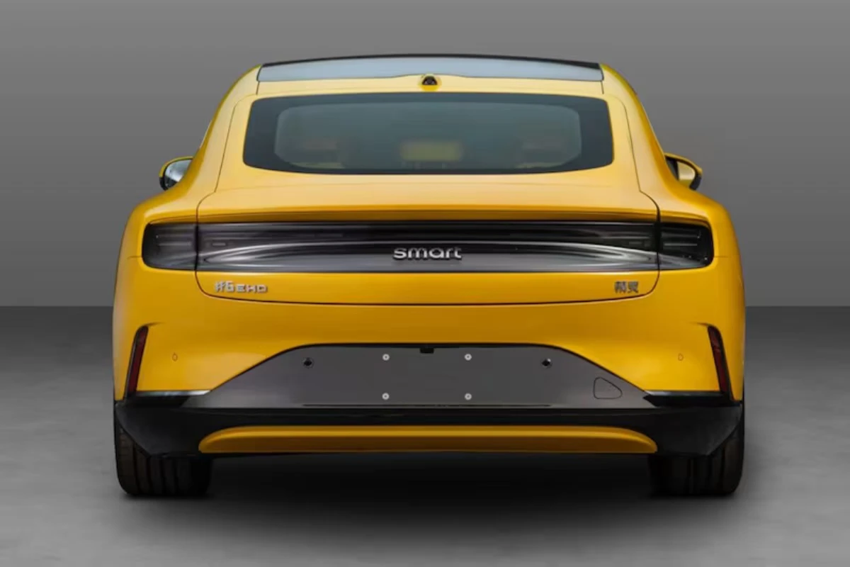 Smart #6 EHD Geel - Achteraanzicht met LED Achterlicht over Volle Breedte en Hybride Badge