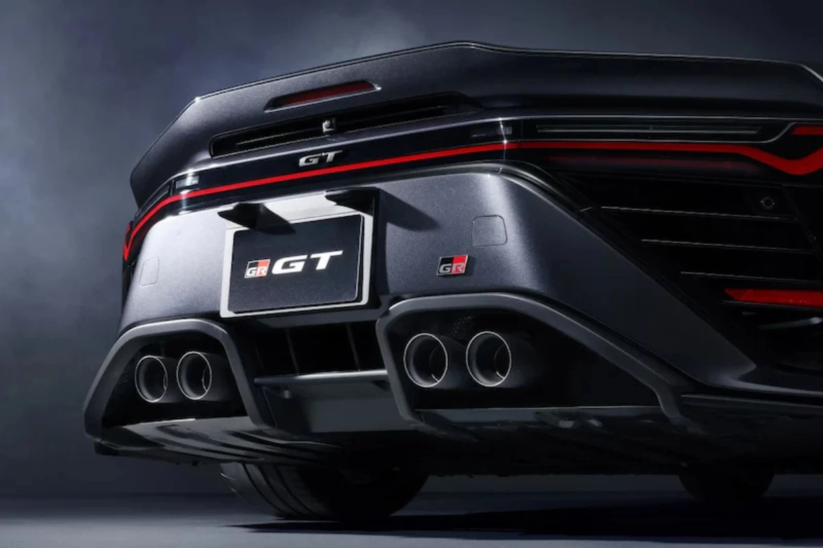 Toyota GR GT Achter Badge en Uitlaatsysteem Detail
