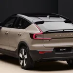 Volvo EC40 Europa Edition Achteraanzicht Drie-Kwart met Fastback-Design