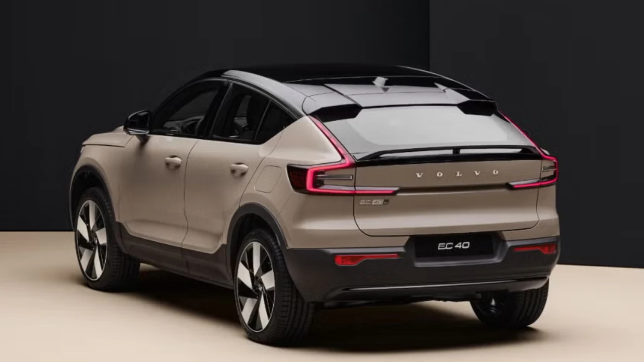 Volvo EC40 Europa Edition Achteraanzicht Drie-Kwart met Fastback-Design