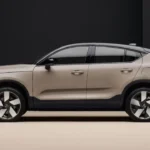 Volvo EC40 Europa Edition Zijaanzicht met Elegante Fastback-Silhouet