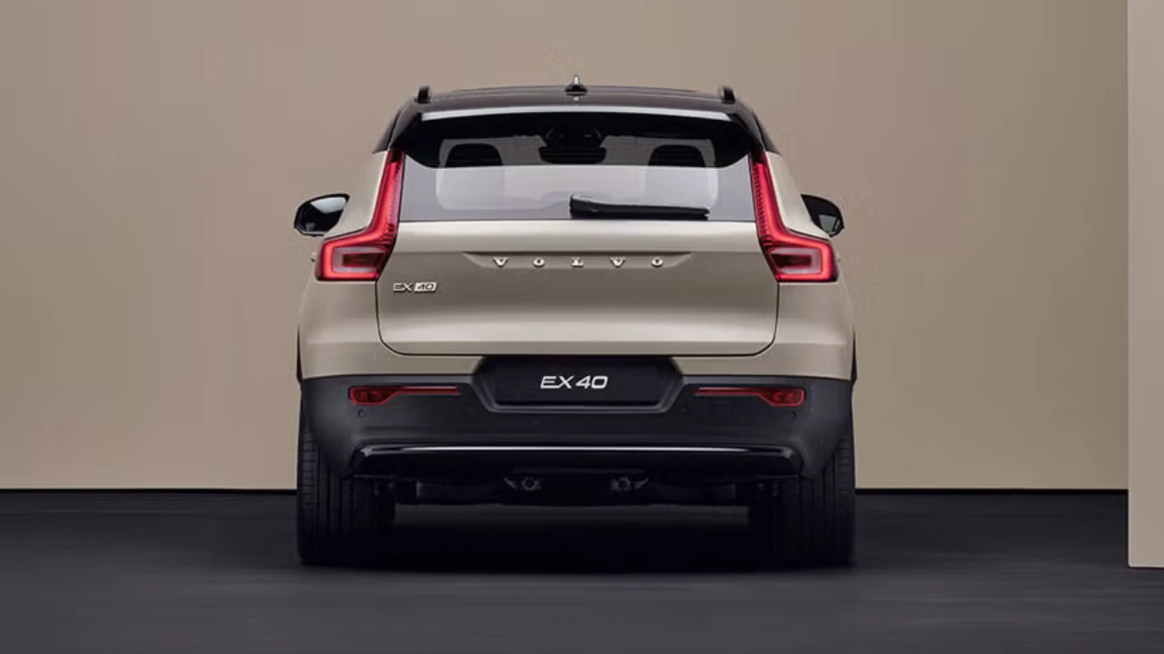Volvo EX40 Europa Edition Achteraanzicht met Kenmerkende Verticale Achterlichten