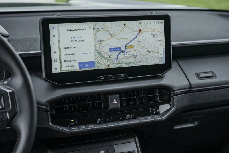 Close-up van het centrale 12,3-inch infotainmentscherm met navigatie in de 2026 Toyota Hilux BEV.