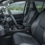 Lederen voorstoelen en stuurwiel in de 2026 Toyota Hilux BEV Double Cab met zwarte bekleding.