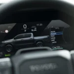 12,3-inch digitaal instrumentarium van de 2026 Toyota Hilux BEV met Multi-Terrain Select-modi en Mogul gemarkeerd.