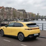 2026 Leapmotor B05 – Achter-Driekwart Rijdend