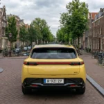 2026 Leapmotor B05 – Achteraanzicht Stilstaand op Amsterdamse Straat in Lightning Yellow