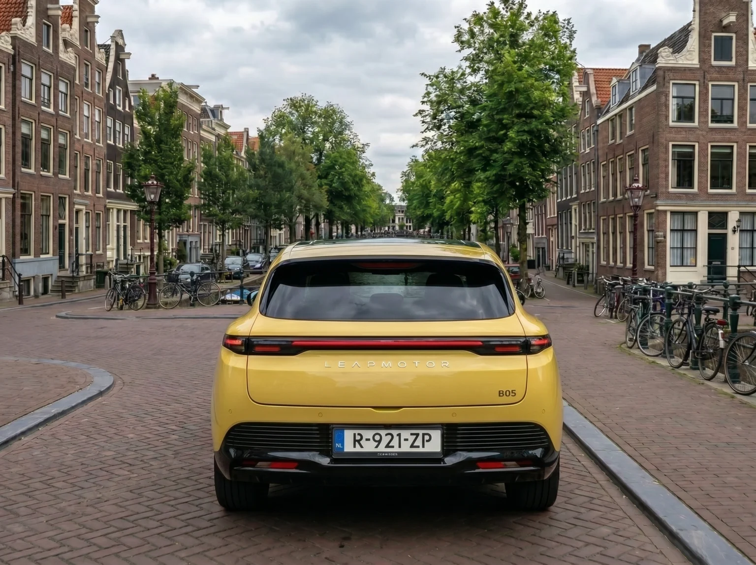 2026 Leapmotor B05 – Achteraanzicht Stilstaand op Amsterdamse Straat in Lightning Yellow