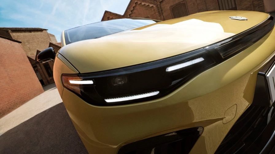 2026 Leapmotor B05 – Blade-Stijl Geïntegreerde LED-koplamp Signatuur in Lightning Yellow