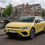 2026 Leapmotor B05 – Dynamisch Vooraanzicht Driekwart Rijdend