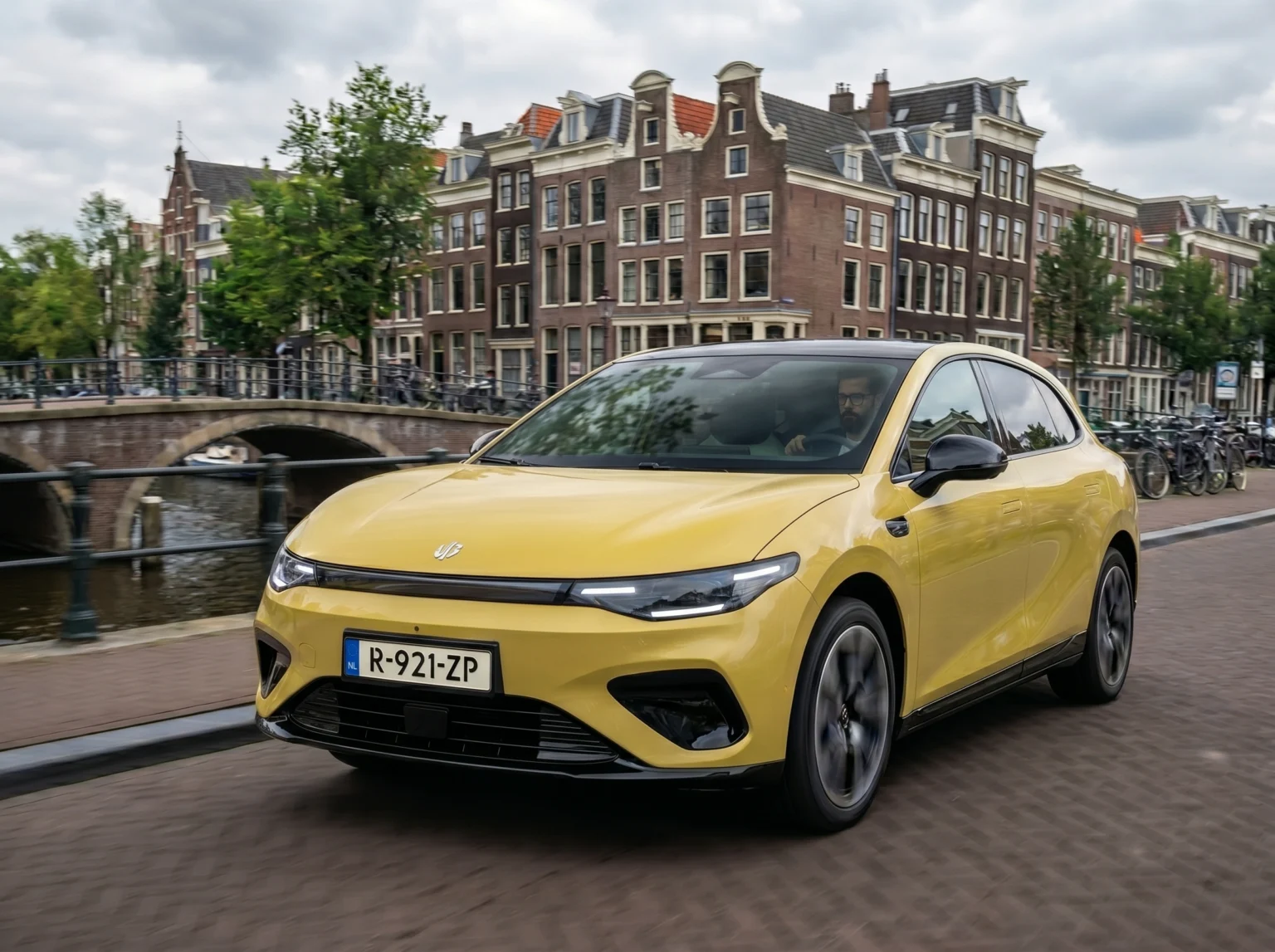 2026 Leapmotor B05 – Dynamisch Vooraanzicht Driekwart Rijdend