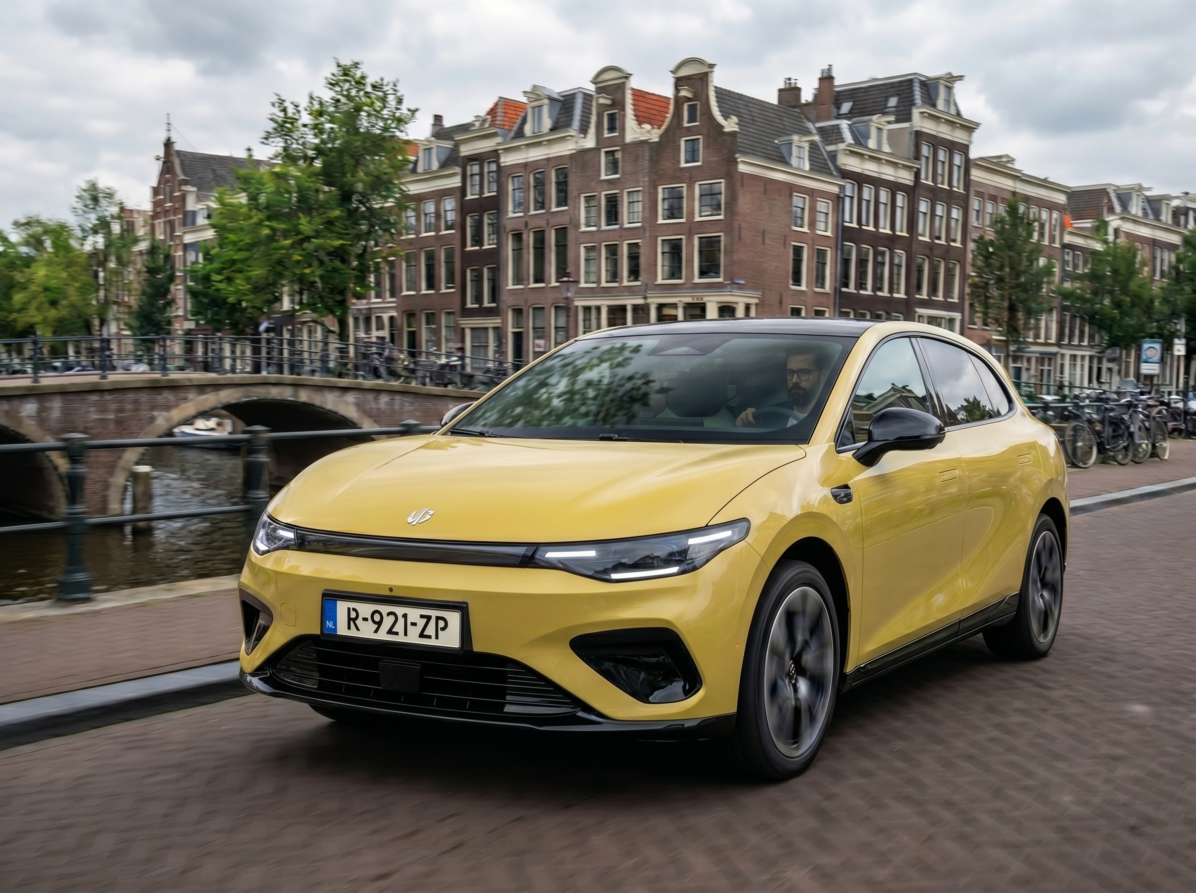 2026 Leapmotor B05 – Dynamisch Vooraanzicht Driekwart Rijdend