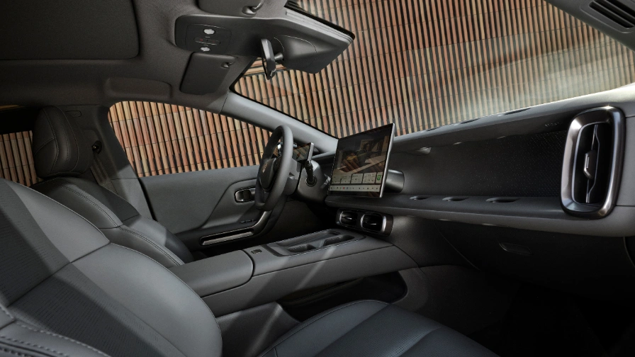 2026 Leapmotor B05 – Interieur Sfeerweergave met Panoramadak en Eco-lederen Stoelen