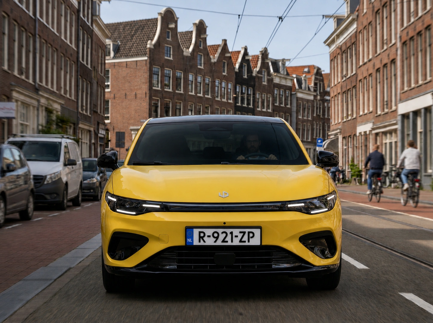 2026 Leapmotor B05 – Recht Vooraanzicht Rijdend