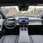 2026 Leapmotor B05 – Volledig Interieuroverzicht Passagierskant met Actief Infotainment
