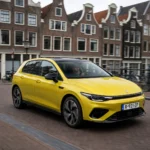 2026 Leapmotor B05 – Zijaanzicht Profiel Rijdend