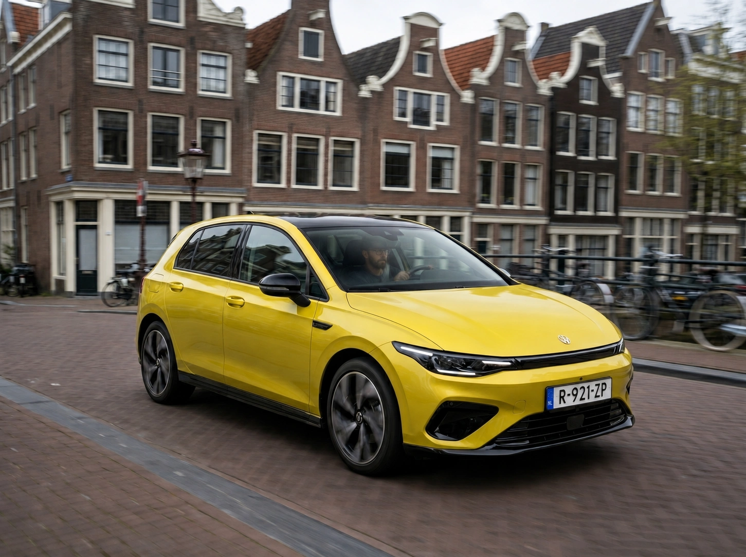 2026 Leapmotor B05 – Zijaanzicht Profiel Rijdend