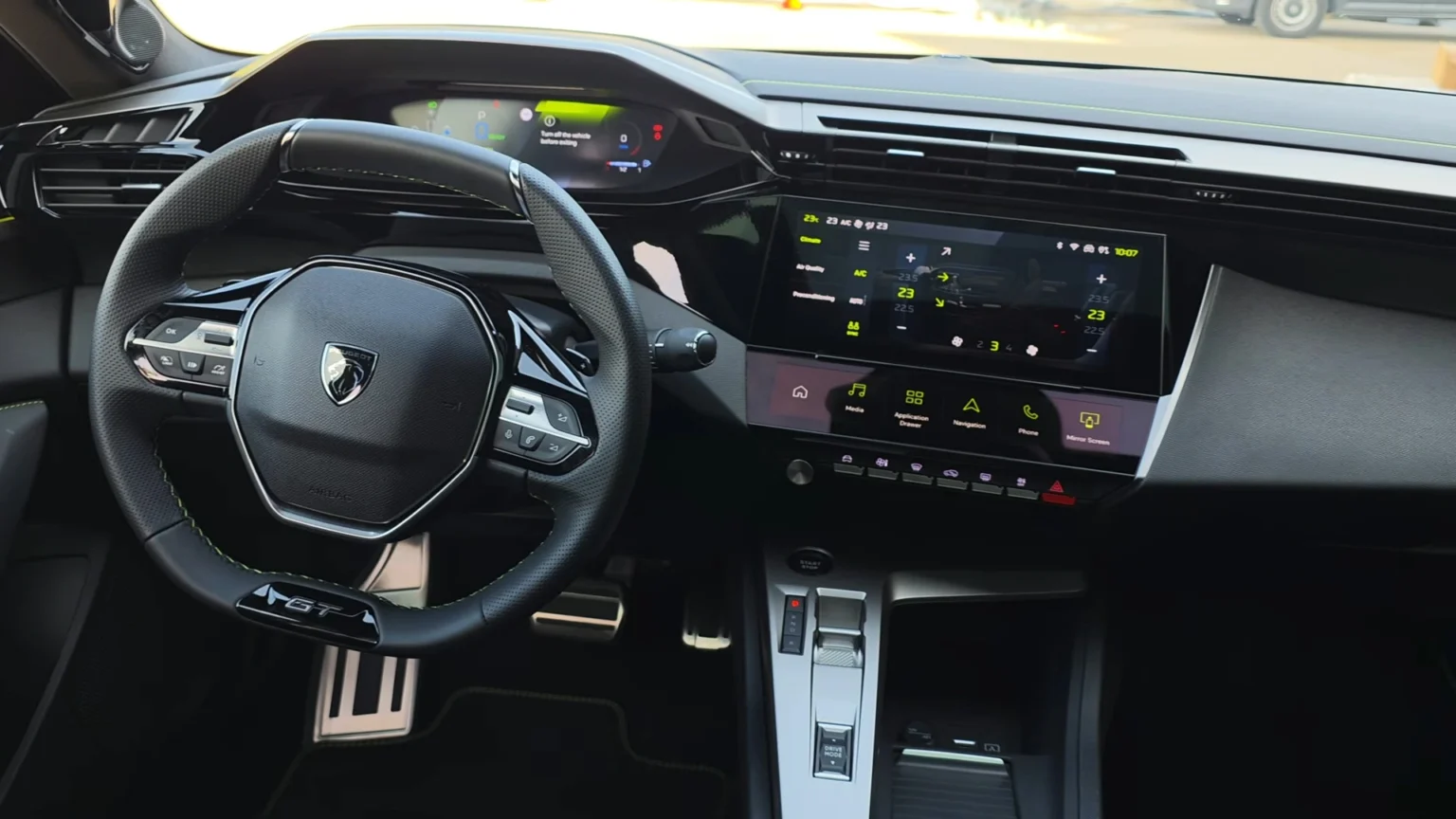 Interieur van de 2026 Peugeot 408 GT met stuur en klimaatmenu op het scherm.