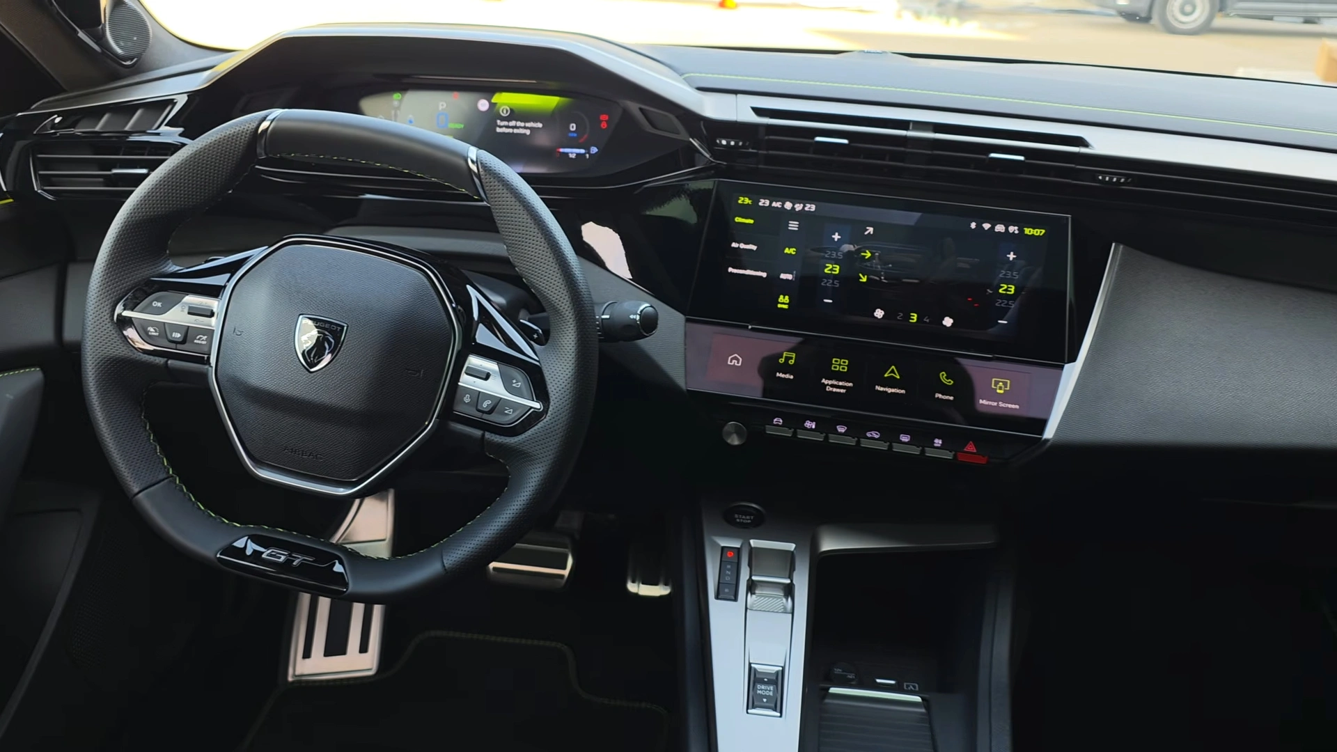 Interieur van de 2026 Peugeot 408 GT met stuur en klimaatmenu op het scherm.