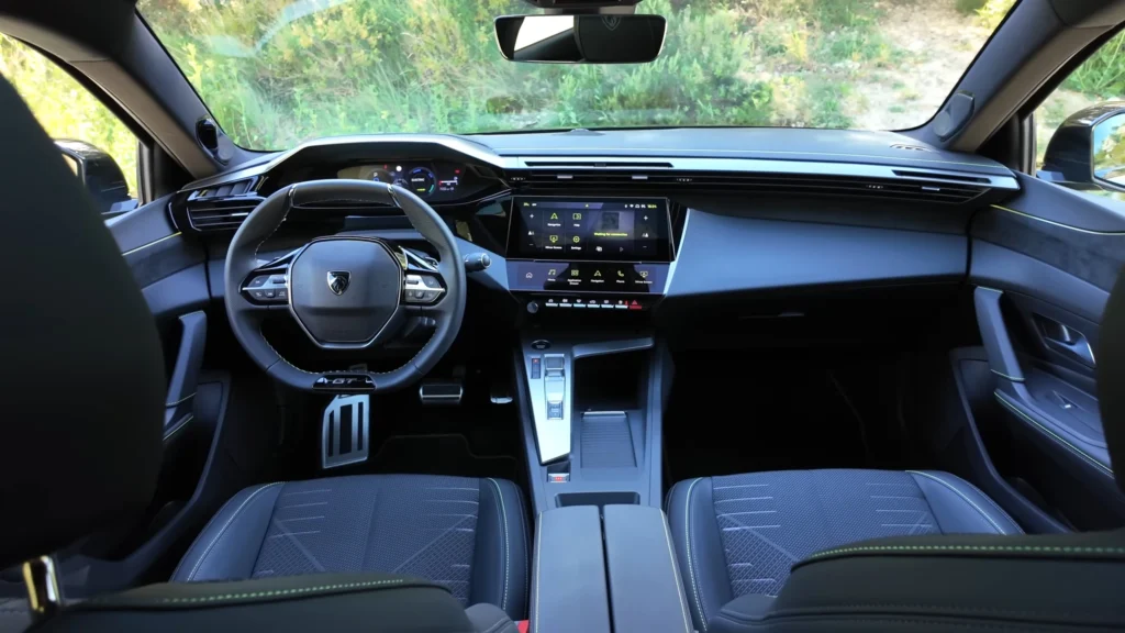 Breed overzicht van het voorinterieur, dashboard en voorstoelen van de 408 GT.