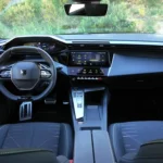 Breed overzicht van het voorinterieur, dashboard en voorstoelen van de 408 GT.