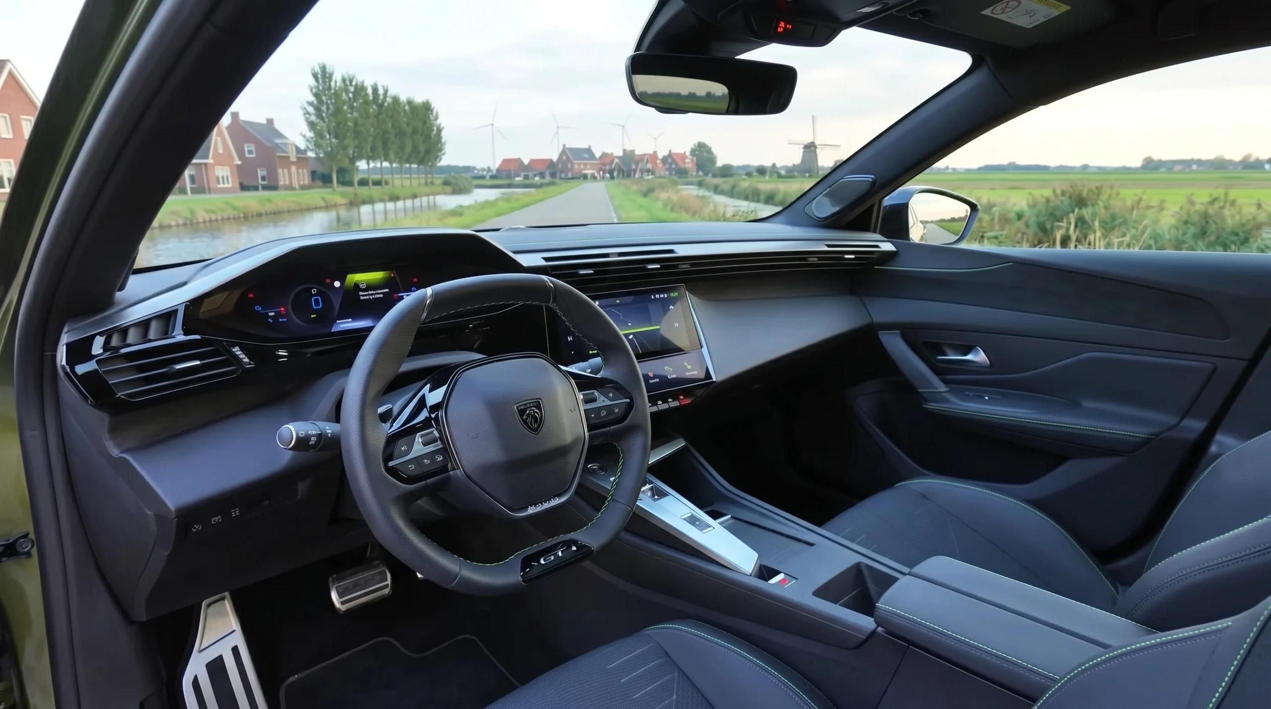Dashboard en stuurwiel van de 2026 Peugeot 408 GT vanuit de bestuurdersdeur.