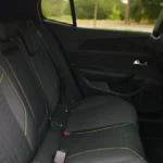 Achterbank van de 2026 Peugeot 408 met groen contraststiksel.