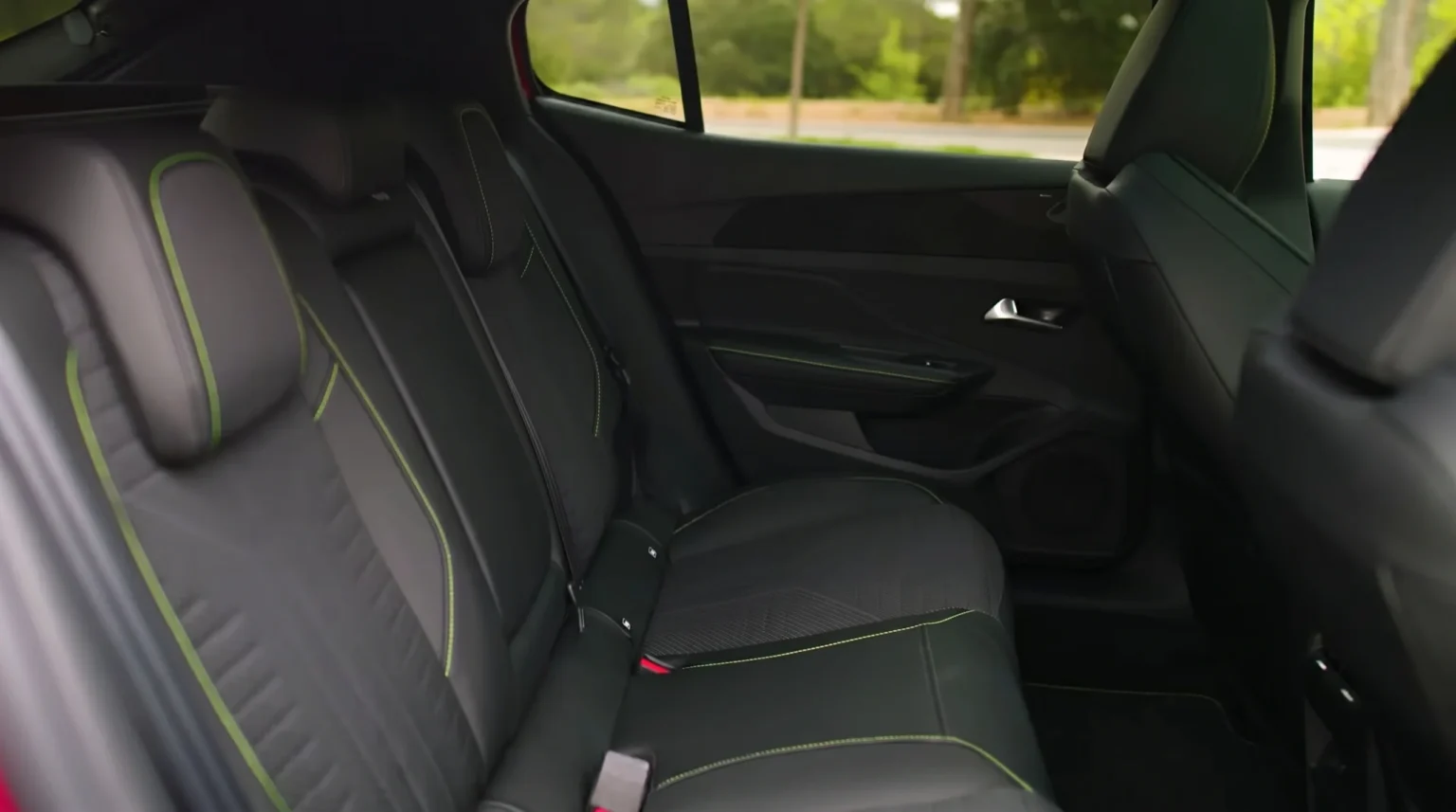 Achterbank van de 2026 Peugeot 408 met groen contraststiksel.