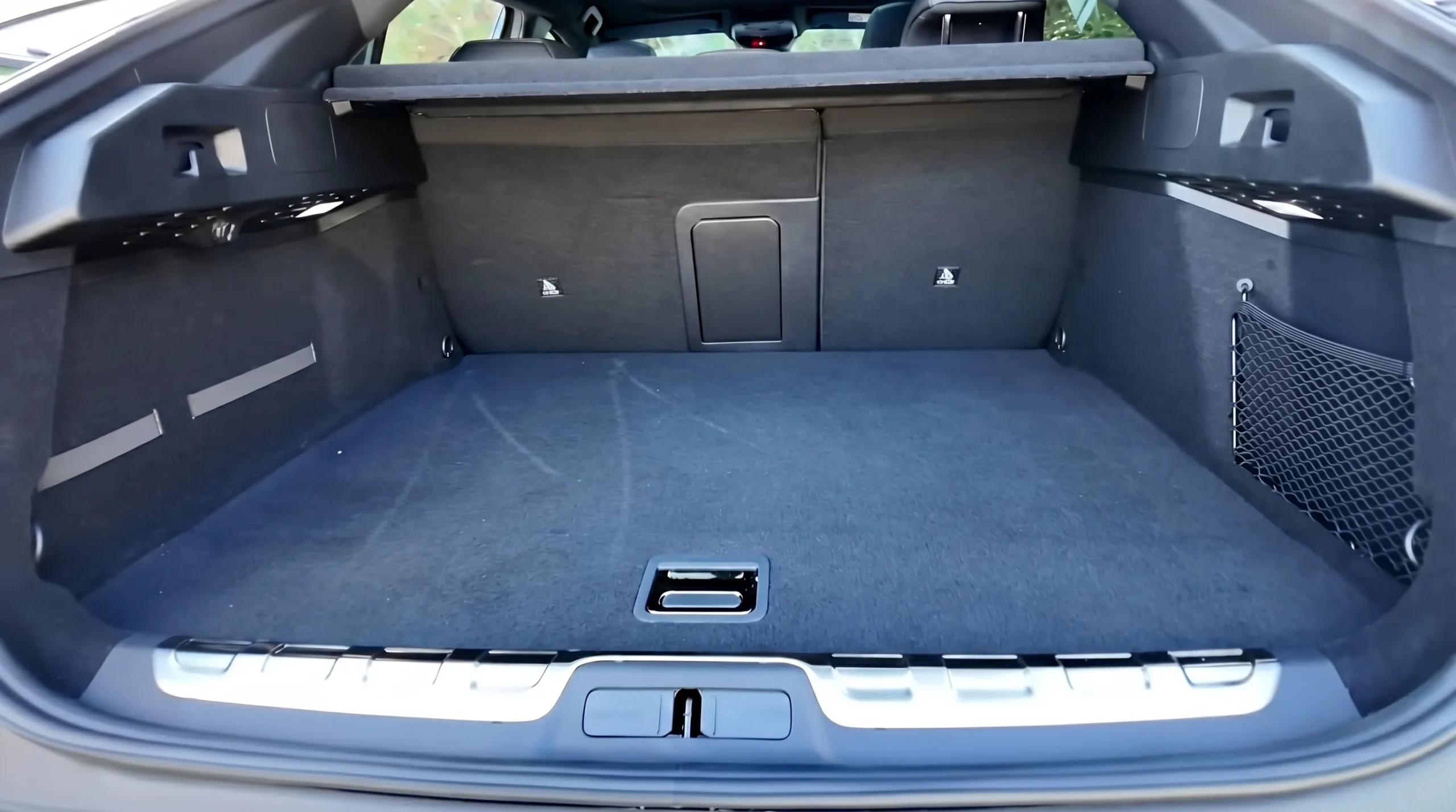 Open bagageruimte van de 2026 Peugeot 408 met laadvolume en hoedenplank.