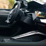 Zijaanzicht van het 408-interieur met stuur en consoleafwerking.