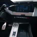 Middenconsole en infotainment van de 408 vanuit passagiershoek gezien.