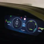Digitaal instrumentenpaneel van de 408 met vermogen- en laadmeters.