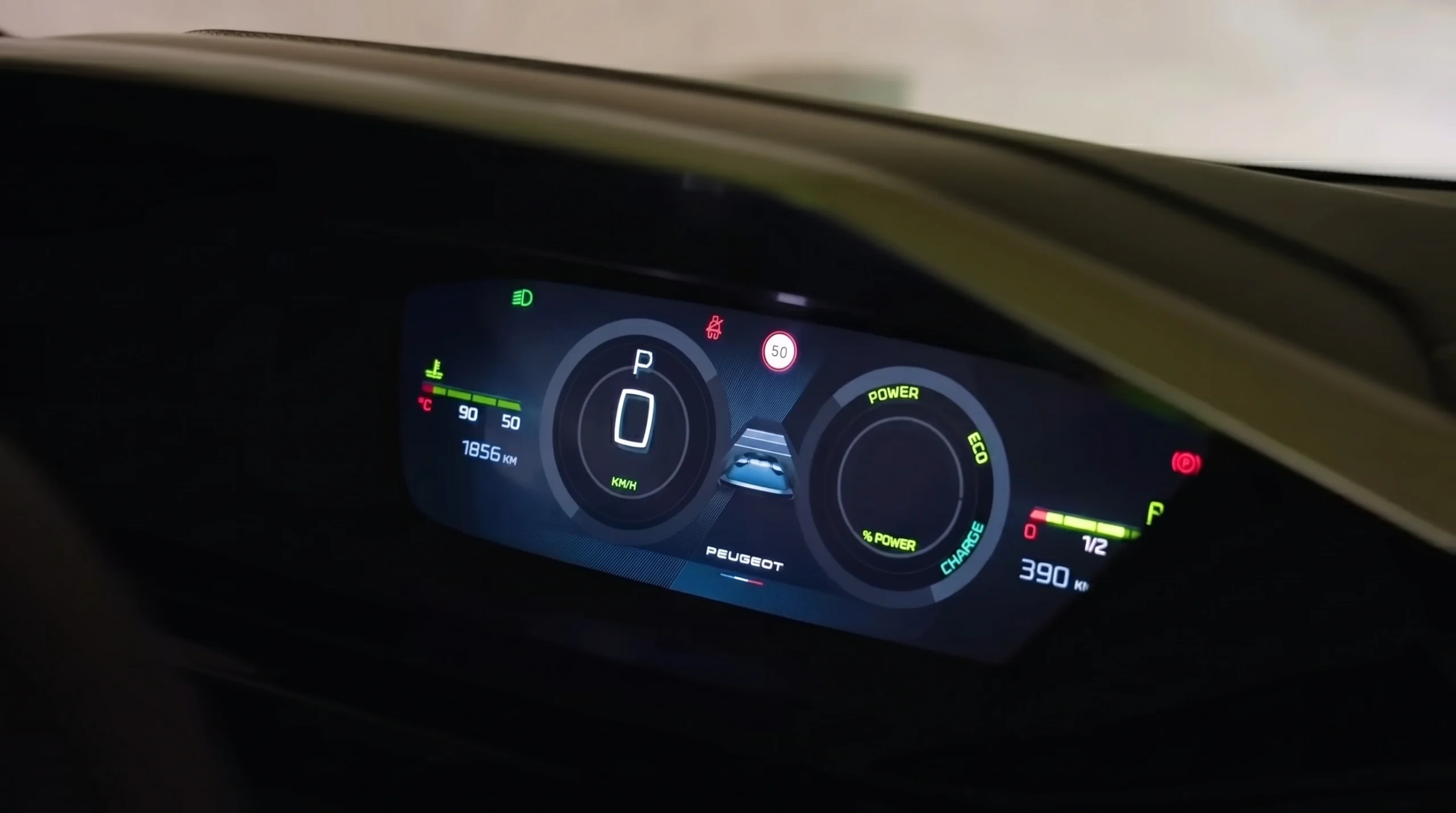 Digitaal instrumentenpaneel van de 408 met vermogen- en laadmeters.