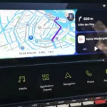 Centraal touchscreen van de 2026 Peugeot 408 met CarPlay-kaart en navigatie.