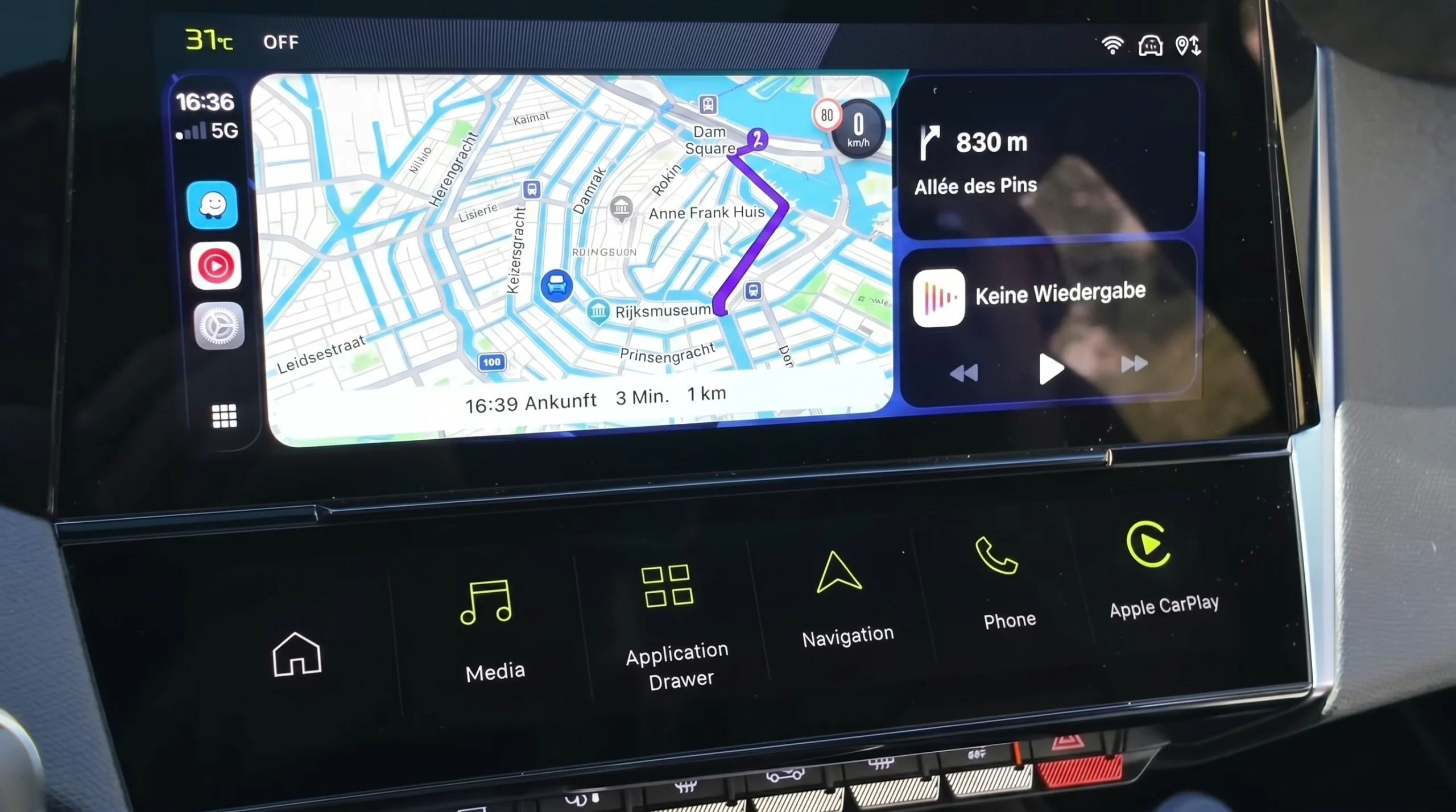Centraal touchscreen van de 2026 Peugeot 408 met CarPlay-kaart en navigatie.