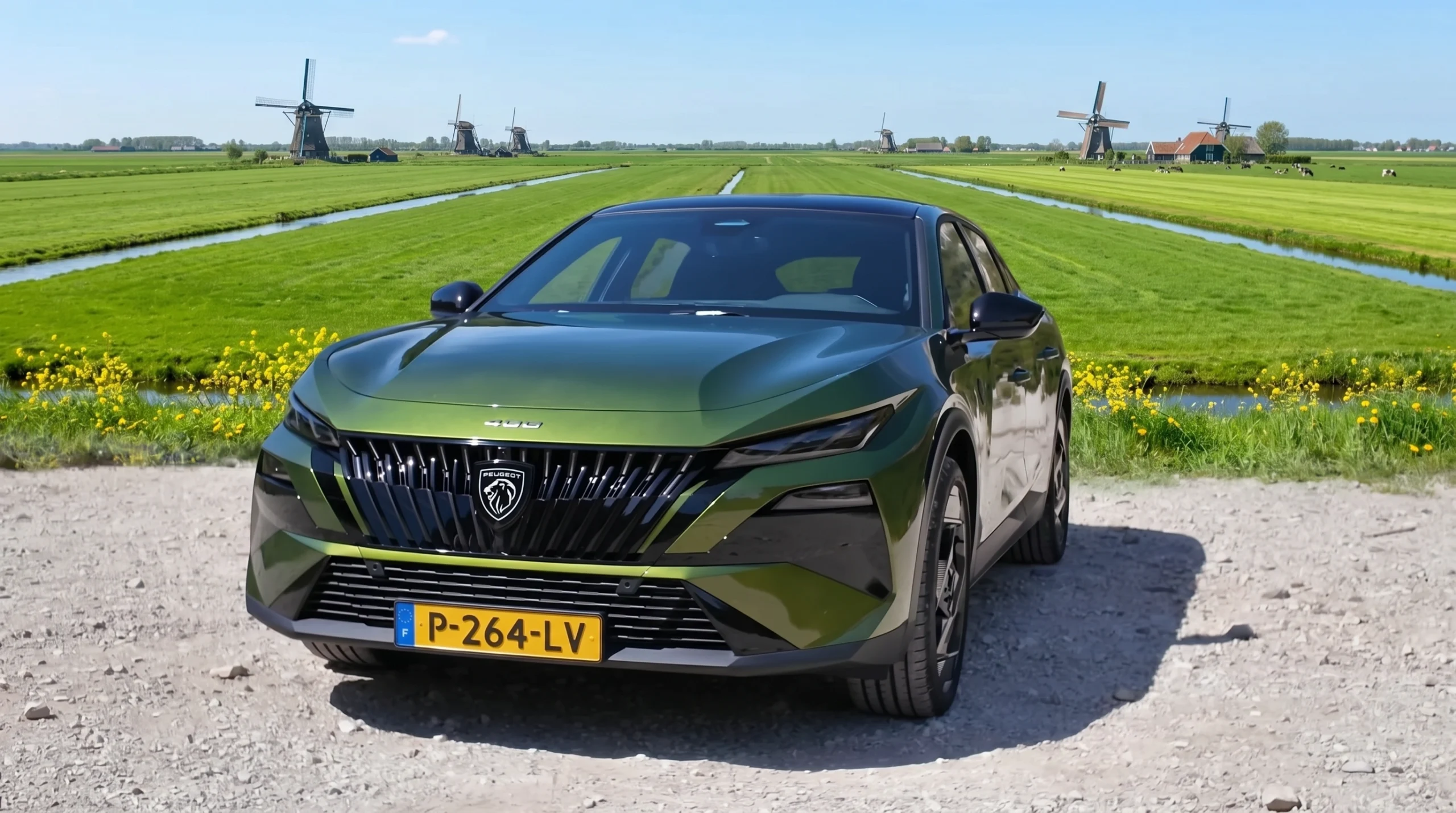 Groene 2026 Peugeot 408 vooraanzicht met meerdere molens over de velden.