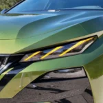 Close-up van koplamp, LED-dagrijverlichting en grille van de 2026 Peugeot 408.