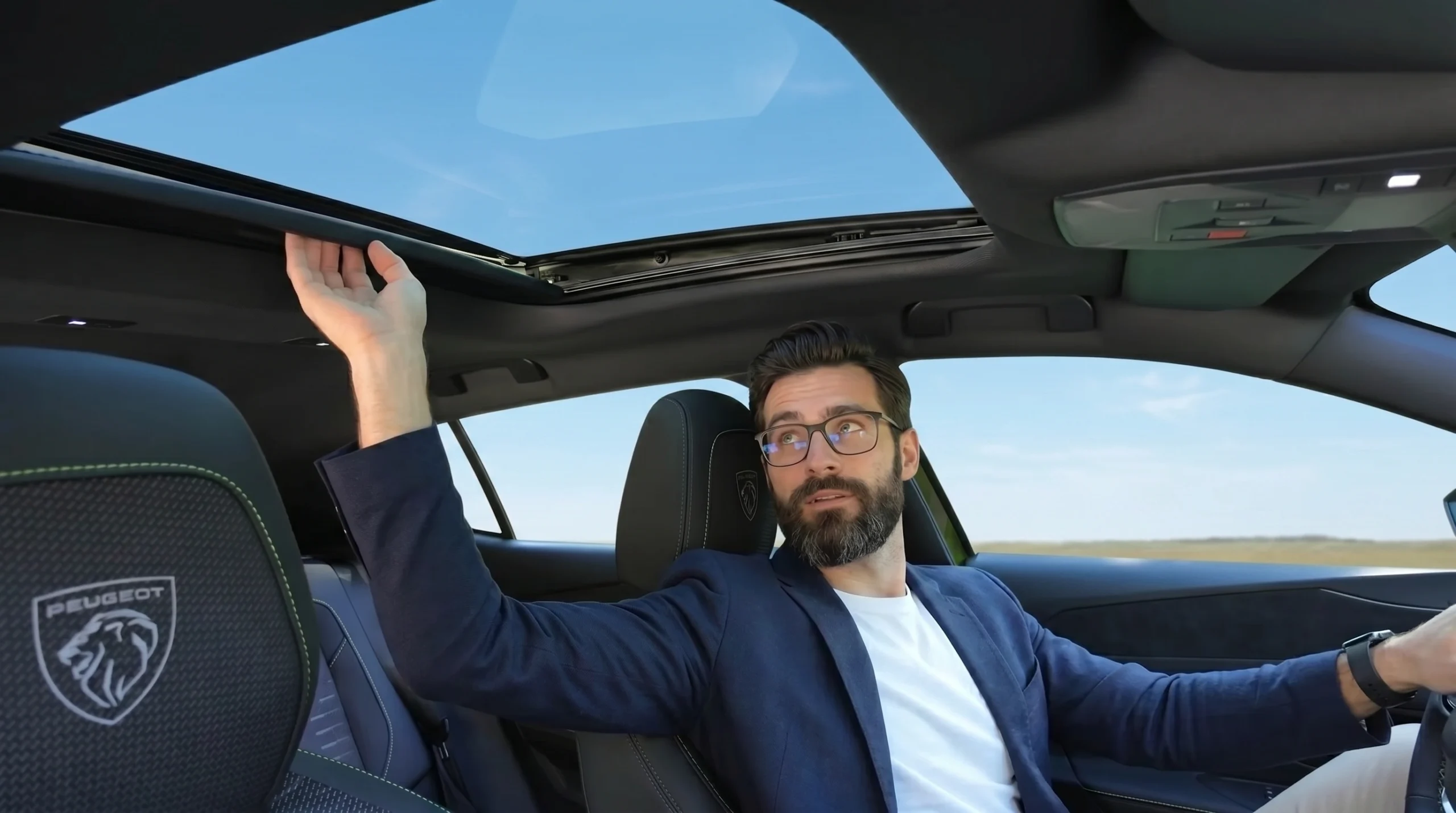 Bestuurder in de 2026 Peugeot 408 raakt het open panoramadak aan.