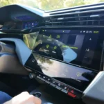 Schuin zicht op het startscherm en sneltoetsenbalk van de 408.
