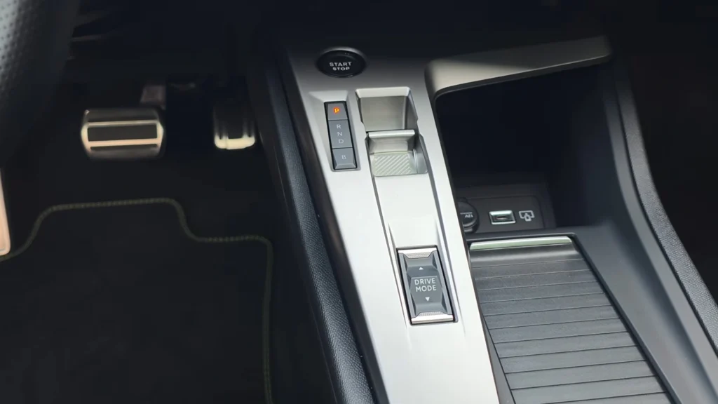 Close-up van de P-R-N-D-B-keuze en Drive Mode-knop in de 2026 Peugeot 408.