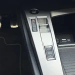 Close-up van de P-R-N-D-B-keuze en Drive Mode-knop in de 2026 Peugeot 408.