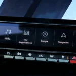 Close-up van de i-Toggle-balk met media-, energie- en navigatiepictogrammen.