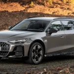 Zilveren Audi A6 Allroad driekwart vooraanzicht op vulkanisch grindterrein