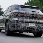 BMW iX5 schuin achteraanzicht