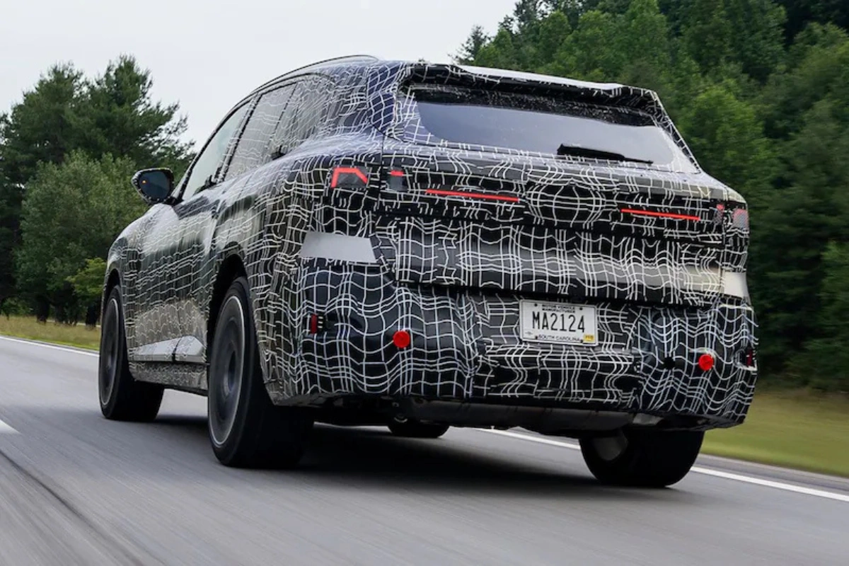 BMW iX5 schuin achteraanzicht