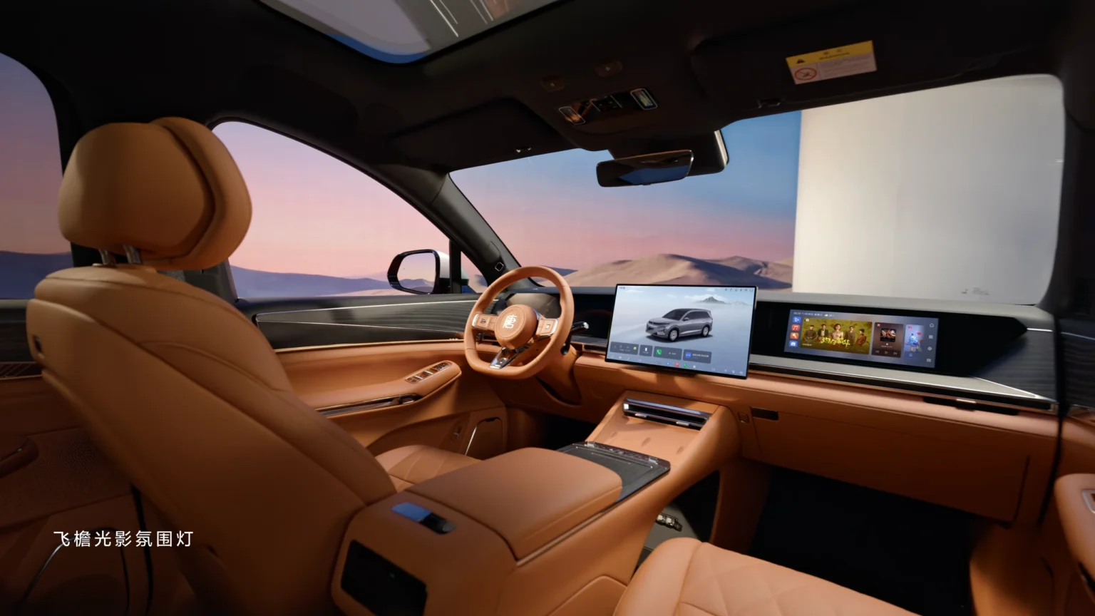 Cognackleurig lederen interieur van BYD Great Tang met stuur en drie dashboardschermen met sfeerverlichting.