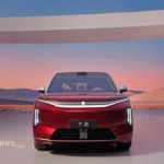Vooraanzicht van rode BYD Great Tang elektrische SUV met doorlopende LED-lichtbalk en slanke verticale koplampen.