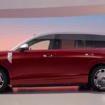 Rode BYD Great Tang elektrische SUV in zijaanzicht in een studio, met 21-inch wielen en verzonken deurgrepen.