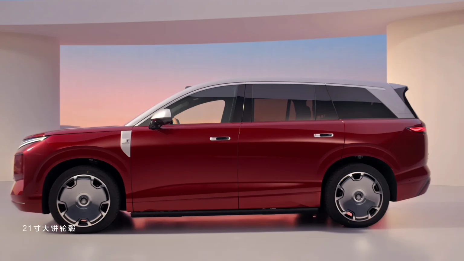 Rode BYD Great Tang elektrische SUV in zijaanzicht in een studio, met 21-inch wielen en verzonken deurgrepen.
