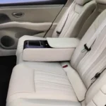 BYD Seal 08 achterste middenarmsteun met geïntegreerd bedieningsscherm.
